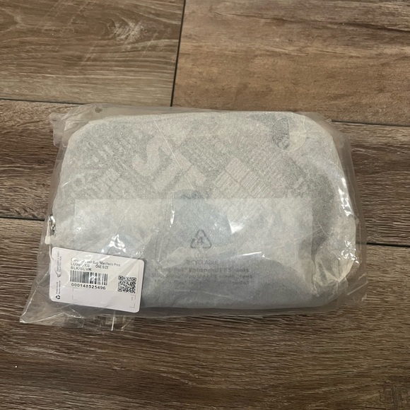 NEW LULULEMON BELT BAG MANIFESTO PRINT - Picture 7 of 8